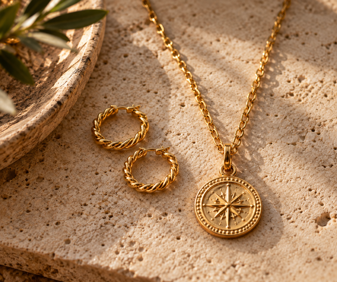 Gouden ketting en oorbellen met karakter