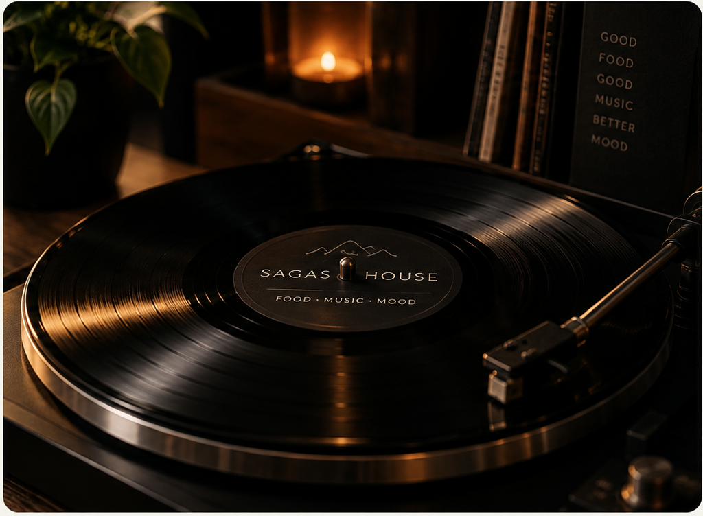 Draaiende vinylplaat met Sagas House-label op een platenspeler